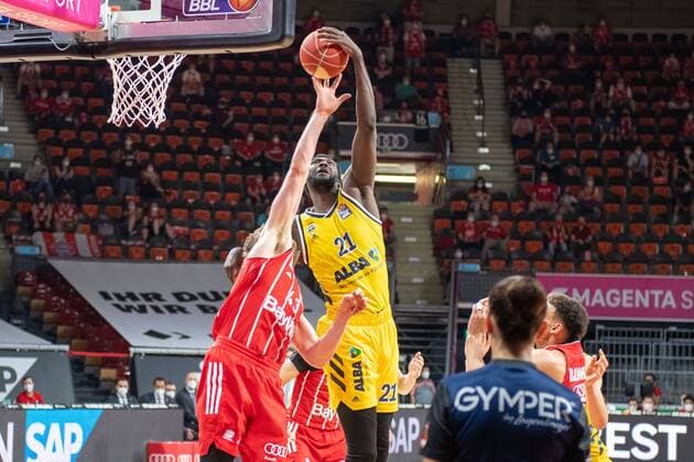Leon Radosevic 43 (FC Bayern), Christ Koumadje 21 (Alba Berlin), FC Bayern Basketball vs. Alba Berlin, BBL Playoffs, Finale, 13.06.2021 Muenchen Bayern Deutschland