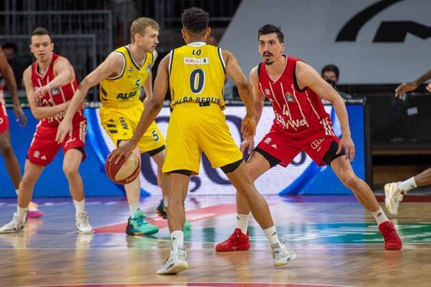Maodo Lo 0 (Alba Berlin), D.J. Seeley 4 (FC Bayern), FC Bayern Basketball vs. Alba Berlin, BBL Playoffs, Finale, 13.06.2021 Muenchen Bayern Deutschland