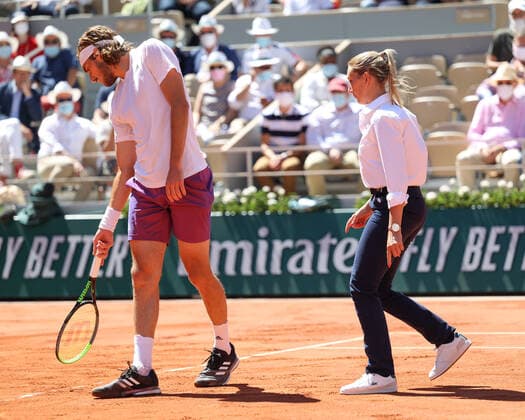 Stefanos Tsitsipas und Stuhlschiedsrichter Amelie Tourte schauen auf einen Ballabdruck, Herren Einzel Finale, Endspiel Tennis - French Open 2021 - Grand Slam - Roland Garros - Paris - - France - 13 June 2021. Copyright: xJuergenxHasenkopfx
