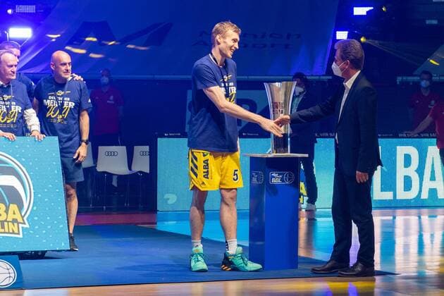 Niels Giffey 5 (Alba Berlin) uebernimmt den Pokal, FC Bayern Basketball vs. Alba Berlin, BBL Playoffs, Finale, 13.06.2021 Muenchen Bayern Deutschland