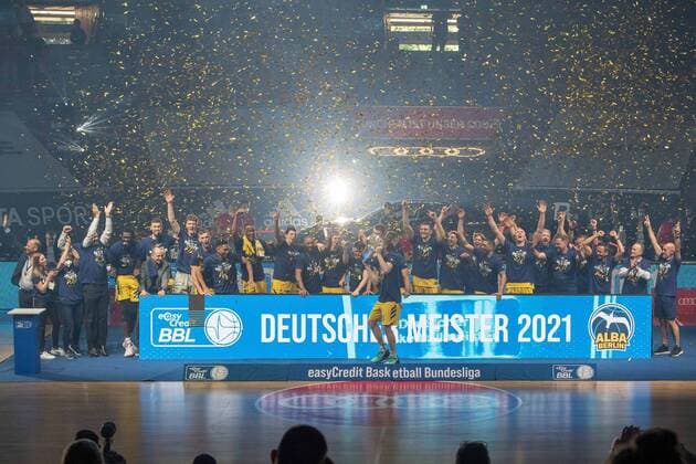 Basketball, BBL, 20210613, FC Bayern München - Alba Berlin. Im Bild Alba Berlin feiert die Meisterschaft Siegerehrung Auszeichnung Pokal Präsentation Übergabe. München Audi Dome Bayern Deutschland Copyright: Passion2Press MarkusxFischerx