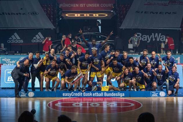 Basketball, BBL, 20210613, FC Bayern München - Alba Berlin. Im Bild Alba Berlin feiert die Meisterschaft Gruppenbild Auszeichnung Pokal Präsentation. München Audi Dome Bayern Deutschland Copyright: Passion2Press MarkusxFischerx