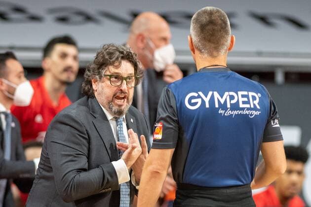 Head Coach Andrea Trinchieri (FC Bayern) in Diskussion mit dem Schiedsrichter, FC Bayern Basketball vs. Alba Berlin, BBL Playoffs, Finale, 13.06.2021 Muenchen Bayern Deutschland