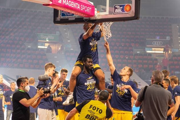Sport Bilder des Tages Alba Berlin schneidet das Netz vom korb, FC Bayern Basketball vs. Alba Berlin, BBL Playoffs, Finale, 13.06.2021 Muenchen Bayern Deutschland