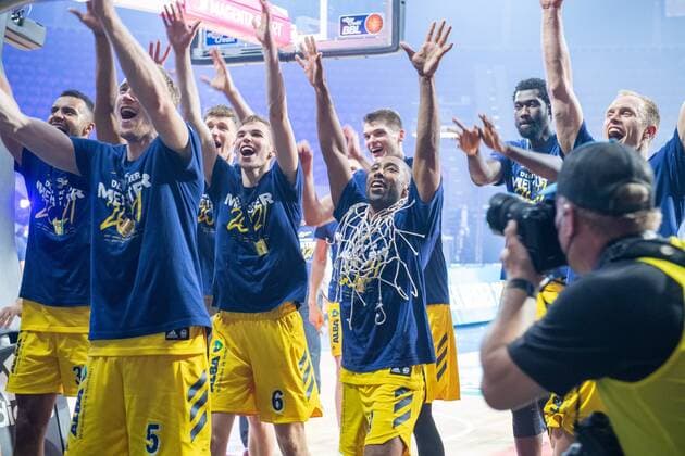 Das Team Alba Berlin feiert seinen Sieg, FC Bayern Basketball vs. Alba Berlin, BBL Playoffs, Finale, 13.06.2021 Muenchen Bayern Deutschland