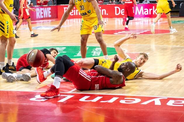Vladimir Lucic 11 (FC Bayern), James Gist 21 (FC Bayern) am Boden, FC Bayern Basketball vs. Alba Berlin, BBL Playoffs, Finale, 13.06.2021 Muenchen Bayern Deutschland