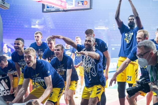 Das Team Alba Berlin feiert seinen Sieg, FC Bayern Basketball vs. Alba Berlin, BBL Playoffs, Finale, 13.06.2021 Muenchen Bayern Deutschland