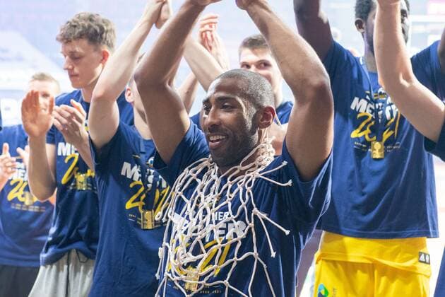 Jayson Granger 33 (Alba Berlin) mit dem abgeschnittenen Netz um den Hals, FC Bayern Basketball vs. Alba Berlin, BBL Playoffs, Finale, 13.06.2021 Muenchen Bayern Deutschland