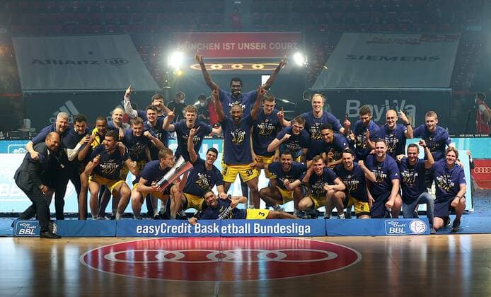 Sport Bilder des Tages ALBA Berlin - Mannschaft ist Deutscher Meister der Saison 2020-2021. Basketball, Bayern - Berlin, BBL-Playoff, Finale, 4.Spiel, Saison 2020-2021, am 13.6.2021 in Muenchen, A U D I D O M E, Deutschland. Quelle Copyright Credit : Oryk HAIST
