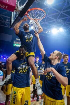 Basketball MÂ¸nchen 13.06.2021 1. Bundesliga easyCredit BBL Saison 2020 2021 Playoffs Finale Spiel 4 FC Bayern MÂ¸nchen - Alba Berlin Alba Berlin ist deutscher Meister 2021 Jayson Granger (Alba Berlin, No.33) Christ Koumadje (Alba Berlin, No.21) Luke Sikma (Alba Berlin, No.43)