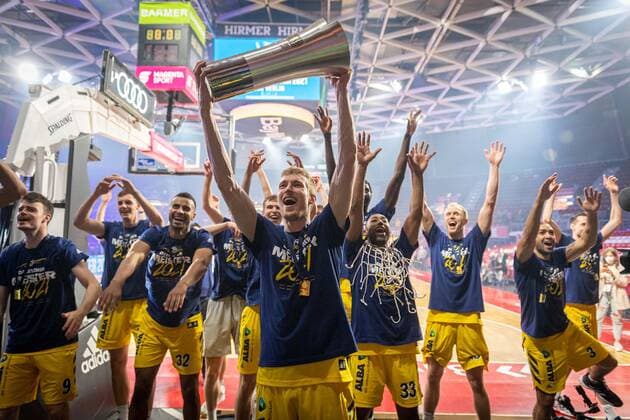 Basketball MÂ¸nchen 13.06.2021 1. Bundesliga easyCredit BBL Saison 2020 2021 Playoffs Finale Spiel 4 FC Bayern MÂ¸nchen - Alba Berlin Alba Berlin ist deutscher Meister 2021 Niels Giffey (Alba Berlin, No.05) mit Pokal