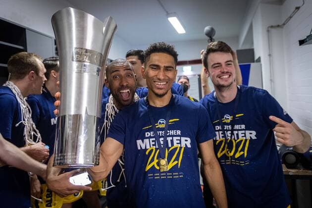 Basketball MÂ¸nchen 13.06.2021 1. Bundesliga easyCredit BBL Saison 2020 2021 Playoffs Finale Spiel 4 FC Bayern MÂ¸nchen - Alba Berlin Alba Berlin ist deutscher Meister 2021 Maodo Lo (Alba Berlin, No.00) Jayson Granger (Alba Berlin, No.33) Jonas Mattisseck (Alba Berlin, No.09)