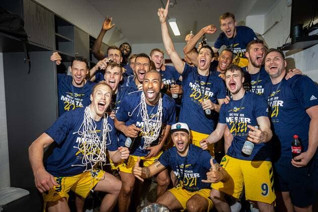 Basketball MÂ¸nchen 13.06.2021 1. Bundesliga easyCredit BBL Saison 2020 2021 Playoffs Finale Spiel 4 FC Bayern MÂ¸nchen - Alba Berlin Alba Berlin ist deutscher Meister 2021 Jubel in der Kabine