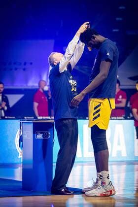 Sport Bilder des Tages Basketball MÂ¸nchen 13.06.2021 1. Bundesliga easyCredit BBL Saison 2020 2021 Playoffs Finale Spiel 4 FC Bayern MÂ¸nchen - Alba Berlin Alba Berlin ist deutscher Meister 2021 Aito Garcia Reneses (Alba Berlin, Trainer) Christ Koumadje (Alba Berlin, No.21)