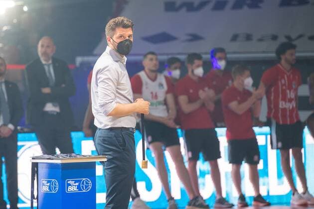 FCBB Geschaeftsfuehrer Marco Pesic (FC Bayern) bei der Verteilung der Medalien an Sein Team, FC Bayern Basketball vs. Alba Berlin, BBL Playoffs, Finale, 13.06.2021 Muenchen Bayern Deutschland