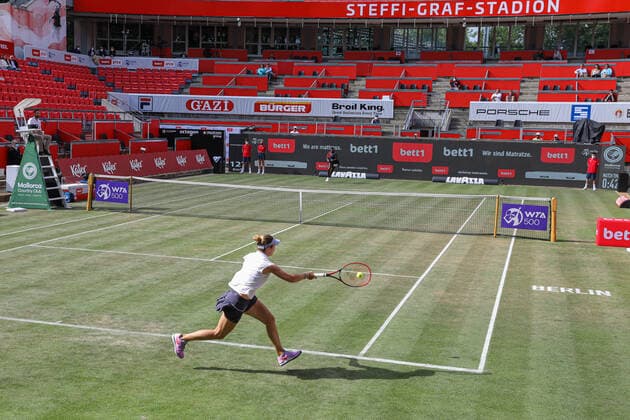 Im Bild: Qualifikationswochenende der bett1open 2021 im Steffi-Graf-Stadion: Stefanie VOEGELE (SUI) (vorne) und Asia MUHAMMAD (USA) (hinten) bett1open 2021 WTA, Tennis Damen 500), Berlin, LTTC Rot-Weiß - Steffi-Graf-Stadion, 13.06.2021,