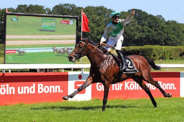 Bilder des Jahres 2021, Sport 06 Juni Sport Bilder des Tages 13.06.2021, Koeln, Nordrhein-Westfalen, GER - Best of Lips mit Lukas Delozier gewinnt das Union-Rennen. Galopprennbahn Koeln-Weidenpesch. (Pferd, Jockey, Best of Lips, Delozier, Sieg, Ziel, Zielankunft) 210613S986KOELN.JPG *** 13 06 2021, Koeln, Nordrhein Westfalen, GER Best of Lips with Lukas Delozier wins the Union Race Galopprennbahn Koeln Weidenpesch horse, jockey, Best of Lips, Delozier, win, finish, finish 210613S986KOELN JPG