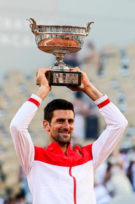 joie de Novak Djokovic (srb) posant avec le trophee TENNIS : Internationaux de France Roland Garros 2021 - Finale Hommes - Paris - 13 06 2021 JBAutissier Panoramic 