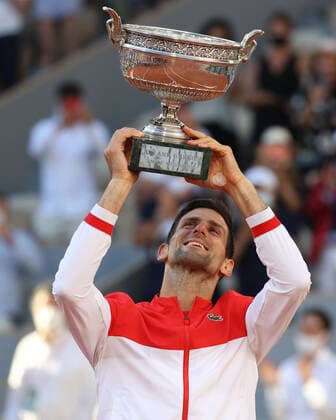 Sieger Novak Djokovic mit dem Pokal, Trophäe Herren Einzel Siegerehrung, Praesentation Tennis - French Open 2021 - Grand Slam - Roland Garros - Paris - - France - 13 June 2021. Copyright: xJuergenxHasenkopfx