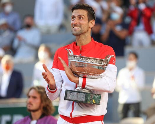 Sieger Novak Djokovic singt die Hymne und haelt den Pokal, Trophäe Herren Einzel Siegerehrung, Praesentation Tennis - French Open 2021 - Grand Slam - Roland Garros - Paris - - France - 13 June 2021. Copyright: xJuergenxHasenkopfx
