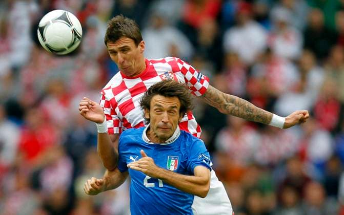 Mario Mandzukic, Kroatien, hinten, beim KopfbaLL, vorne Andrea Pirlo, Italien, Kopfball, Kopfballduell, Zweikampf, Kampf, Aktion, quer Italien vs Kroatien, Italy vs Croatia, ITA - CRO, UEFA-Euro 2012, European Championship, EM, Europameisterschaft Fußball, Fussball, football, soccer, EM Posznan, Munical Stadium Poznan, 14.6.2012