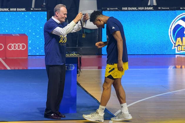 Basketball, BBL, 20210613, FC Bayern München - Alba Berlin. Im Bild Head Coach von Alba Berlin Alejandro GARCIA RENESES übergibt Medaille Maodo LO (Alba Berlin, 0). München Audi Dome Bayern Deutschland Copyright: Passion2Press MarkusxFischerx