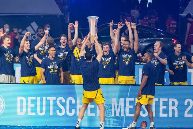 Basketball, BBL, 20210613, FC Bayern München - Alba Berlin. Im Bild Berlin bejubelt Meisterschaft Pokal. München Audi Dome Bayern Deutschland Copyright: Passion2Press MarkusxFischerx