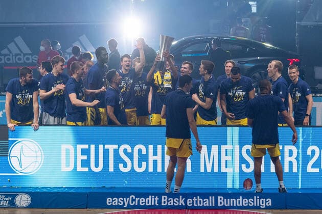 Basketball, BBL, 20210613, FC Bayern München - Alba Berlin. Im Bild Berlin bejubelt Meisterschaft Pokal. München Audi Dome Bayern Deutschland Copyright: Passion2Press MarkusxFischerx