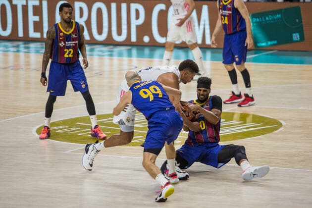 Spain: Real Madrid - FC Barcelona, Barca Nick Calathes (left), Edy Tavares (center white) and Brandon Davies (right) during FC Barccelona victory over Real Madrid (75 - 89) in Liga Endesa finals series (game 1) celebrated in Madrid (Spain) at Wizink Center. June 13th 2021. Madrid Madrid Spain WiZink Center Copyright: JuanxCarlosxGarcíaxMate