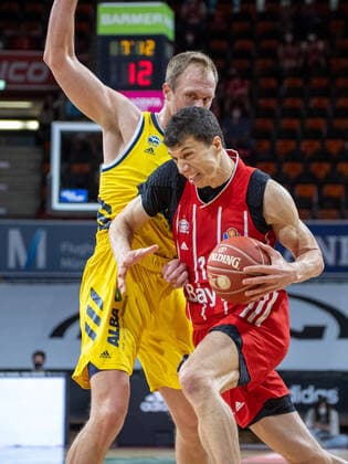 Bayerns 11 Vladimir LUCIC vs Berlins 43 SIKMA . Basketball, Bayern - Berlin, BBL-Playoff, Finale, 4.Spiel, Saison 2020-2021, am 13.6.2021 in Muenchen, A U D I D O M E, Deutschland. Quelle Copyright Credit : Oryk HAIST