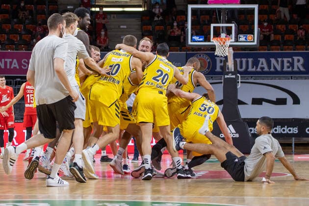 ALBA Berlin - Spieler nach Spielende. Basketball, Bayern - Berlin, BBL-Playoff, Finale, 4.Spiel, Saison 2020-2021, am 13.6.2021 in Muenchen, A U D I D O M E, Deutschland. Quelle Copyright Credit : Oryk HAIST