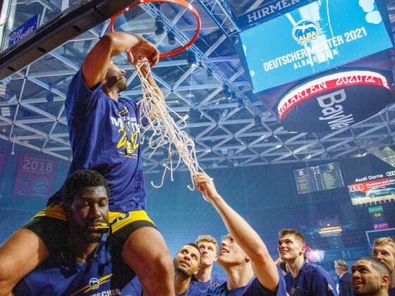 Berlins GRANGER auf dem Ruecken von Berlins KOUMADJE schneidet Netz ab. Basketball, Bayern - Berlin, BBL-Playoff, Finale, 4.Spiel, Saison 2020-2021, am 13.6.2021 in Muenchen, A U D I D O M E, Deutschland. Quelle Copyright Credit : Oryk HAIST