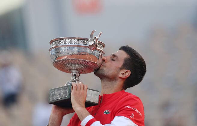 Bilder des Jahres 2021, Sport 06 Juni Sport Bilder des Tages (210614) -- PARIS, June 14, 2021 -- Novak Djokovic of Serbia kisses the trophy after winning the Men s Singles finals match against Stefanos Tsitsipas of Greece at the French Open tennis tournament at Roland Garros in Paris, France, June 13, 2021. ) (SP)FRANCE-PARIS-TENNIS-ROLAND GARROS-FRENCH OPEN-MEN S SINGLES-FINALS GaoxJing 