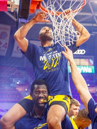 Berlins GRANGER auf dem Ruecken von Berlins KOUMADJE schneidet Netz ab. Basketball, Bayern - Berlin, BBL-Playoff, Finale, 4.Spiel, Saison 2020-2021, am 13.6.2021 in Muenchen, A U D I D O M E, Deutschland. Quelle Copyright Credit : Oryk HAIST