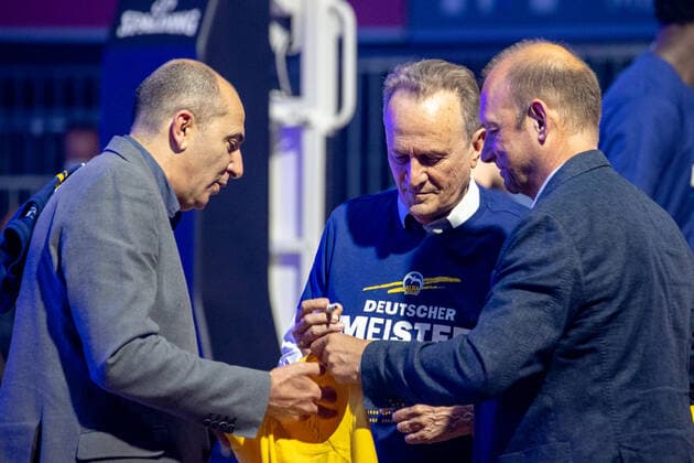 Erfolgstrio ... ALBA Berlins Sportdirektor Hlmar OJEDA , Trainer Aito Alejandro GARCIA RENESES und Manager Marco BALDI (B). Basketball, Bayern - Berlin, BBL-Playoff, Finale, 4.Spiel, Saison 2020-2021, am 13.6.2021 in Muenchen, A U D I D O M E, Deutschland. Quelle Copyright Credit : Oryk HAIST