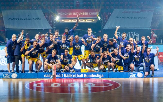 ALBA Berlin - Mannschaft ist Deutscher Meister der Saison 2020-2021. Basketball, Bayern - Berlin, BBL-Playoff, Finale, 4.Spiel, Saison 2020-2021, am 13.6.2021 in Muenchen, A U D I D O M E, Deutschland. Quelle Copyright Credit : Oryk HAIST
