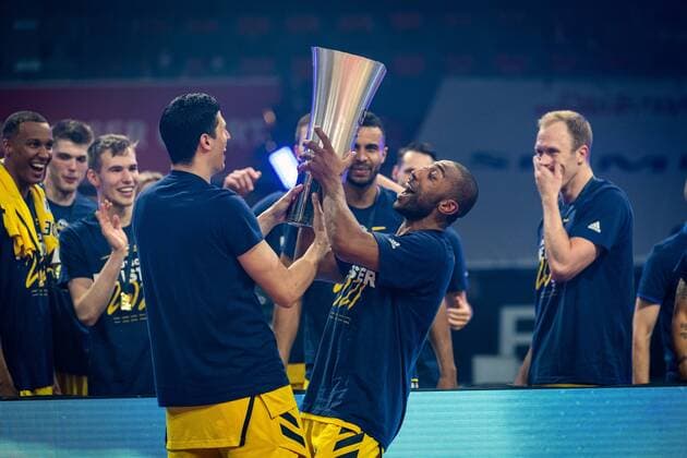 Basketball München 13.06.2021 1. Bundesliga easyCredit BBL Saison 2020 2021 Playoffs Finale Spiel 4 FC Bayern München - Alba Berlin Alba gewinnt die Serie mit 3:1 und ist Deutscher Meister 2021 Jayson Granger (Alba Berlin, No.33) mit Pokal Luke Sikma (Alba Berlin, No.43) Simone Fontecchio (Alba Berlin, No.20) Johannes Thiemann (Alba Berlin, No.32) und andere