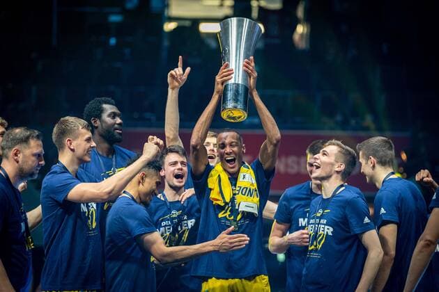 Basketball München 13.06.2021 1. Bundesliga easyCredit BBL Saison 2020 2021 Playoffs Finale Spiel 4 FC Bayern München - Alba Berlin Alba gewinnt die Serie mit 3:1 und ist Deutscher Meister 2021 Louis Olinde (Alba Berlin, No.19) mit Pokal und andere