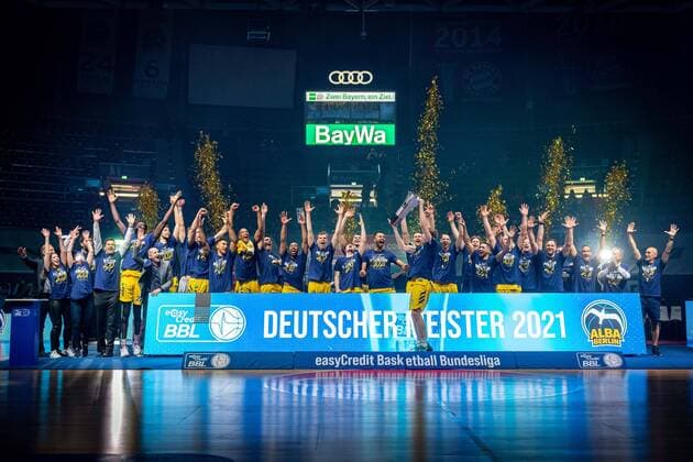 Basketball München 13.06.2021 1. Bundesliga easyCredit BBL Saison 2020 2021 Playoffs Finale Spiel 4 FC Bayern München - Alba Berlin Alba gewinnt die Serie mit 3:1 und ist Deutscher Meister 2021 Niels Giffey (Alba Berlin, No.05) mit Pokal Maodo Lo (Alba Berlin, No.00) Peyton Siva (Alba Berlin, No.03) Niels Giffey (Alba Berlin, No.05) Malte Delow (Alba Berlin, No.06) Marcus Eriksson (Alba Berlin, No.08) Jonas Mattisseck (Alba Berlin, No.09) Tim Schneider (Alba Berlin, No.10) Lorenz Brenneke (Alba Berlin, No.11) Kresimir Nikic (Alba Berlin, No.16) Louis Olinde (Alba Berlin, No.19) Simone Fontecchio (Alba Berlin, No.20) Christ Koumadje (Alba Berlin, No.21) Johannes Thiemann (Alba Berlin, No.32) Jayson Granger (Alba Berlin, No.33) Luke Sikma (Alba Berlin, No.43) Ben Lammers (Alba Berlin, No.50) Aito Garcia Reneses (Alba Berlin, Trainer) Sebastian Trzcionka (Alba Berlin, Assistenztrainer) Israel Gonzalez (Alba Berlin, Assistenztrainer) Pepe Silva Moreno (Alba Berlin, Athletiktrainer) Himar Ojeda (Alba Berlin, Sportdirektor) Marco Baldi und andere
