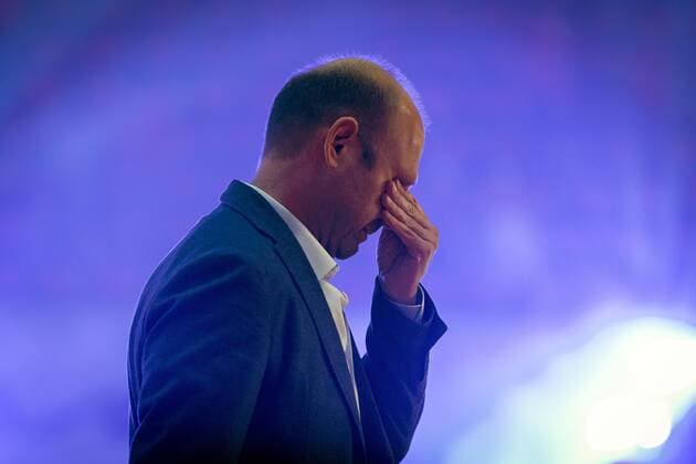 Basketball München 13.06.2021 1. Bundesliga easyCredit BBL Saison 2020 2021 Playoffs Finale Spiel 4 FC Bayern München - Alba Berlin Alba gewinnt die Serie mit 3:1 und ist Deutscher Meister 2021 Marko Baldi wischt sich die tränen aus den Augen