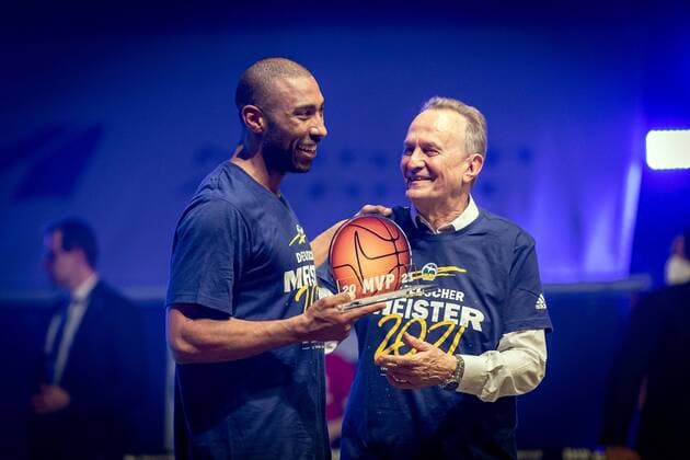 Basketball München 13.06.2021 1. Bundesliga easyCredit BBL Saison 2020 2021 Playoffs Finale Spiel 4 FC Bayern München - Alba Berlin Alba gewinnt die Serie mit 3:1 und ist Deutscher Meister 2021 Final MVP Jayson Granger (Alba Berlin, No.33) Aito Garcia Reneses (Alba Berlin, Trainer)