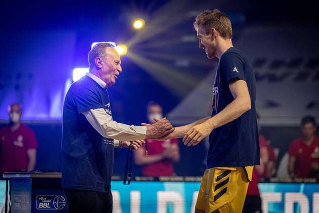 Basketball München 13.06.2021 1. Bundesliga easyCredit BBL Saison 2020 2021 Playoffs Finale Spiel 4 FC Bayern München - Alba Berlin Alba gewinnt die Serie mit 3:1 und ist Deutscher Meister 2021 Siegerehrung Aito Garcia Reneses (Alba Berlin, Trainer) Niels Giffey (Alba Berlin, No.05)