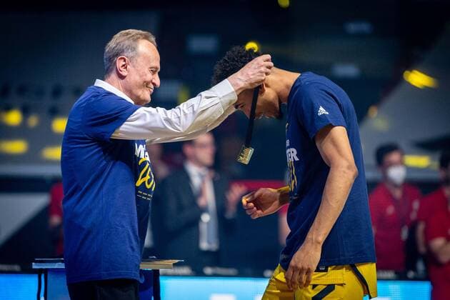 Basketball München 13.06.2021 1. Bundesliga easyCredit BBL Saison 2020 2021 Playoffs Finale Spiel 4 FC Bayern München - Alba Berlin Alba gewinnt die Serie mit 3:1 und ist Deutscher Meister 2021 Siegerehrung Aito Garcia Reneses (Alba Berlin, Trainer) Maodo Lo (Alba Berlin, No.00)