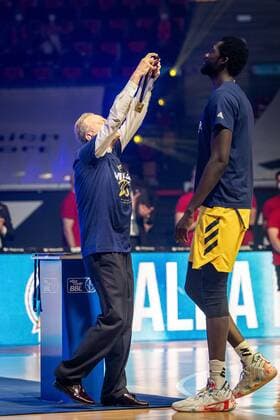 Basketball München 13.06.2021 1. Bundesliga easyCredit BBL Saison 2020 2021 Playoffs Finale Spiel 4 FC Bayern München - Alba Berlin Alba gewinnt die Serie mit 3:1 und ist Deutscher Meister 2021 Siegerehrung Aito Garcia Reneses (Alba Berlin, Trainer) Christ Koumadje (Alba Berlin, No.21)