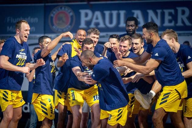 Basketball München 13.06.2021 1. Bundesliga easyCredit BBL Saison 2020 2021 Playoffs Finale Spiel 4 FC Bayern München - Alba Berlin Alba gewinnt die Serie mit 3:1 und ist Deutscher Meister 2021 Jayson Granger (Alba Berlin, No.33) wird von seinen Mitspielern für die Auszeichnung zum MVP des Finales gefeiert