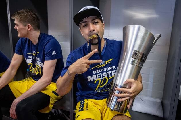 Basketball München 13.06.2021 1. Bundesliga easyCredit BBL Saison 2020 2021 Playoffs Finale Spiel 4 FC Bayern München - Alba Berlin Alba gewinnt die Serie mit 3:1 und ist Deutscher Meister 2021 Jubel in der Kabine Mannschaftskabine Peyton Siva (Alba Berlin, No.03) und andere