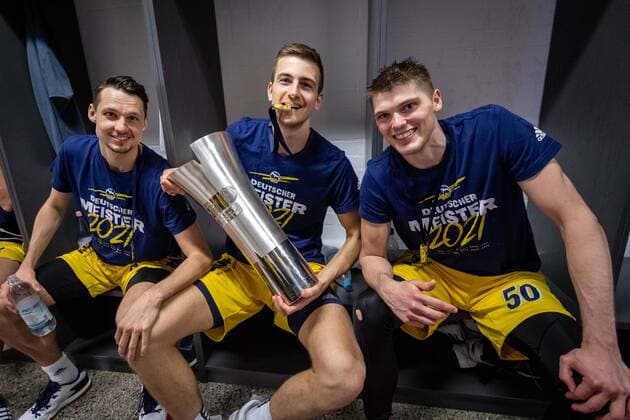 Basketball München 13.06.2021 1. Bundesliga easyCredit BBL Saison 2020 2021 Playoffs Finale Spiel 4 FC Bayern München - Alba Berlin Alba gewinnt die Serie mit 3:1 und ist Deutscher Meister 2021 Jubel in der Kabine Mannschaftskabine Tim Schneider (Alba Berlin, No.10) mi. Jonas Mattisseck (Alba Berlin, No.09) Ben Lammers (Alba Berlin, No.50)