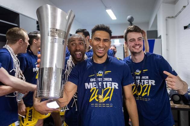 Basketball München 13.06.2021 1. Bundesliga easyCredit BBL Saison 2020 2021 Playoffs Finale Spiel 4 FC Bayern München - Alba Berlin Alba gewinnt die Serie mit 3:1 und ist Deutscher Meister 2021 Jubel in der Kabine Mannschaftskabine Maodo Lo (Alba Berlin, No.00) Jayson Granger (Alba Berlin, No.33) Jonas Mattisseck (Alba Berlin, No.09)