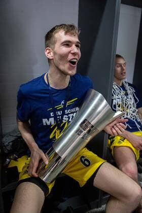 Basketball München 13.06.2021 1. Bundesliga easyCredit BBL Saison 2020 2021 Playoffs Finale Spiel 4 FC Bayern München - Alba Berlin Alba gewinnt die Serie mit 3:1 und ist Deutscher Meister 2021 Jubel in der Kabine Mannschaftskabine Malte Delow (Alba Berlin, No.06)