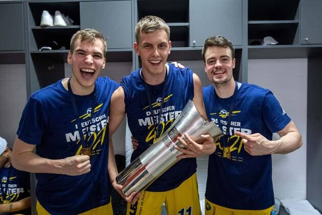 Basketball München 13.06.2021 1. Bundesliga easyCredit BBL Saison 2020 2021 Playoffs Finale Spiel 4 FC Bayern München - Alba Berlin Alba gewinnt die Serie mit 3:1 und ist Deutscher Meister 2021 Jubel in der Kabine Mannschaftskabine Malte Delow (Alba Berlin, No.06) Lorenz Brenneke (Alba Berlin, No.11) Jonas Mattisseck (Alba Berlin, No.09)